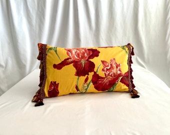 Pierre Frey, Dekorative Kissen, in Rot und Gold Baumwolldruck mit Quastenborte, von Jane Hall Design (14 “x 24”)