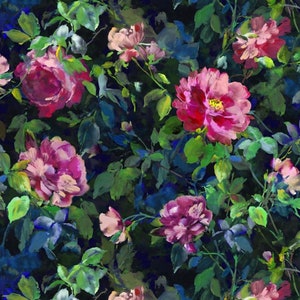 Op de afbeelding: Een aquarel schilderij van een bloemenpatroon met roze rozen en groene bladeren op een donkerblauwe achtergrond.