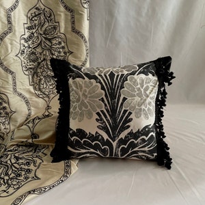 Funda de almohada decorativa acolchada de estilo bohemio, 40,6 x 40,6 cm, en blanco y negro, de seda estampada por Designers Guild con ribete de cuentas.