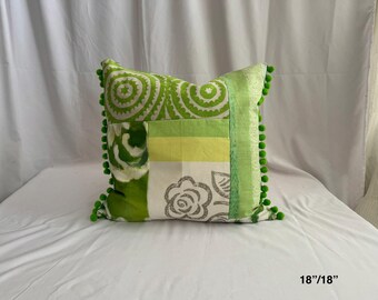 Designers Guild, Boho-Stil, gesteppte Zierkissenbezüge aus grün-weiß bedruckten Baumwollstoffen, von Jane Hall Design, (20”/20”)