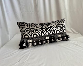 Dekokissenbezug im Boho-Stil, schwarz-silbernes Damastmuster, gewebte Streifen, Quastenbesatz, von Jane Hall Design, 35,5 x 61 cm