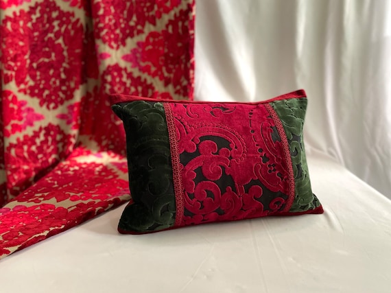 20 x 14 Designers Guild, Cuscini decorativi, verde, nero rosso, tessuti di  velluto tagliati, di Jane Hall Design -  Italia