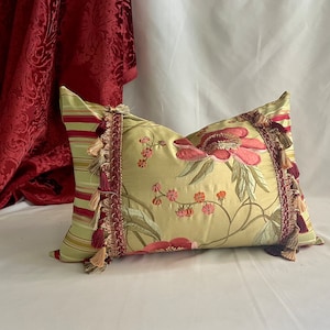 Housse de coussin en soie brodée : fleurs terra cotta, bordure à pampilles