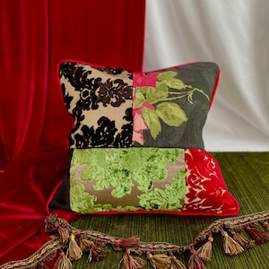 20 po. 20 po. Designers Guild, Jane Churchill Ave, housse de coussin décorative, noir, vert et rouge, lin imprimé, tissu velours, par Jane Hall Design