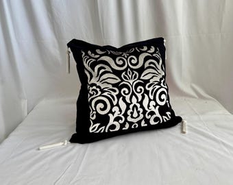 Dekokissenbezug im Boho-Stil, schwarz-silbernes Damastmuster, gewebte Streifen, Quastenbesatz, von Jane Hall Design (56 cm x 56 cm)