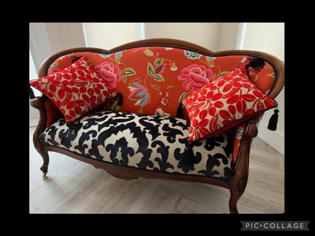 Sofá victoriano antiguo Designers Guild Reciclado en tela de  terciopelo de algodón con estampado en rojo, negro y blanco, de Jane Hall  Design