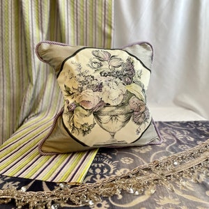 Capa de almofada com apliques “Wyatt” da Designers Guild de 20”/20”, em algodão vidrado roxo e cinza, tecidos de seda crua, acabamento decorativo