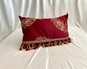 Beacon Hill, Dekorative Kissen in Rot und Gold bestickte und gewebte Seide mit Quastenbesatz, von Jane Hall Design (14 „x 24“)