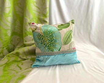 45 cm (18 zoll) Designers Guild geprägtes Samt, Manuel Canovas, „Kala“ besticktes Leinen, dekorativer Kissenbezug in grün und aquablau