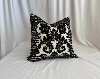 Designers Guild Boho Style, Dekokissenbezug, schwarz-weißes Damastmuster mit Samt, von Jane Hall Design (50,8 cm x 50,8 cm)