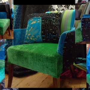Op de afbeelding: Een groene fluwelen fauteuil met blauwe en zwarte stoffen accenten. De stoel heeft een geometrisch patroon kussen en een bloemig patroon kussen.
