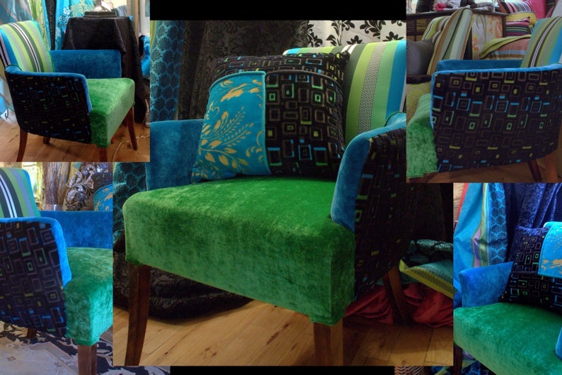Op de afbeelding: Een groene fluwelen fauteuil met blauwe en zwarte stoffen accenten. De stoel heeft een geometrisch patroon kussen en een bloemig patroon kussen.