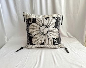 Designers Guild Boho Style, Dekokissenbezug, Schwarz-Weiß, Blumenmuster mit Samt, Jane Hall Design (45,7 cm x 45,7 cm)