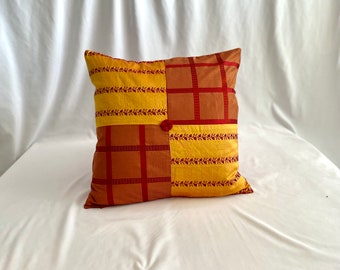 Pierre Frey, Dekorative Kissen, in Rot und Gold Seide, von Jane Hall Design (20 “x 20”)