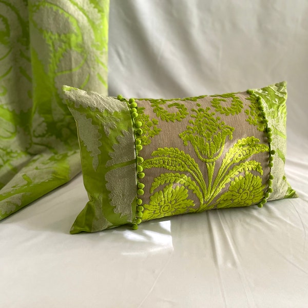 Guilde des designers 20 « x 14 », style romantique, housse d’oreiller décorative matelassée, soie verte et tissus de velours, par Jane Hall Design