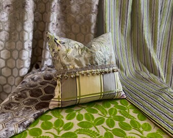 Funda de almohada decorativa "Fritillaria" de 45 cm/45 cm, de Designers Guild, en algodón glaseado en tonos malva, morado y gris, telas de seda, diseño de Jane Hall.