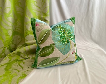 20 ”/ 20” Designers Guild geprägtes Samt, Manuel Canovas, „Kala“ besticktes Leinen, dekorativer Kissenbezug in grün und aquablau