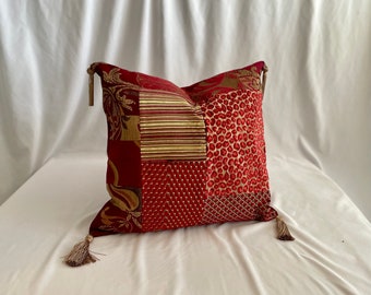 Osdose und Little, gestepptes dekoratives Kissen in roten und goldenen Samten mit Quastenbesatz von Jane Hall Design
