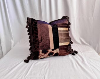 Gesteppter Boho-Kissenbezug von Designers Guild, braun-schwarzer Samt, Quastenbesatz, Jane Hall Design, 50 x 50 cm