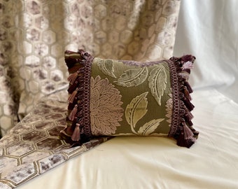 Almohada decorativa Zoffany “Rossini” Sanderson “Cerises” de 35 cm/50 cm, color morado lavanda, tela de terciopelo de Jane Hall Design