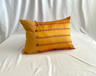 Robert Allen, Boho Style, gesteppter dekorativer Kissenbezug aus roter und gold gewebter Seide, von Jane Hall Design