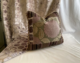 Almohada decorativa Zoffany “Rossini” Sanderson “Cerises” de 56 cm/56 cm, color morado lavanda, tela de terciopelo de Jane Hall Design