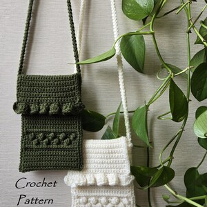 Może przedstawiać: Dwie ręcznie robione szydełkowe torby na ramię. Jedna jest oliwkowozielona, druga biała. Obie mają długie paski i dekoracyjne detale. Zielona torba ma rząd kulek i falbankę. Biała torba ma falbankę i detale z kulek. Widoczny jest tekst "Crochet Pattern".