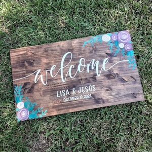 Any Floral Colors! Welcome Wedding or Family Name Sign // Rustic Wood Ceremony Decor // Handlettered Painted Stained // Custom Personalized