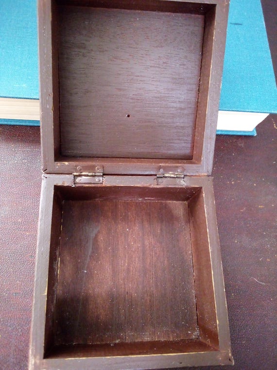 Hand Carved Wood Box with Hand Painted Dogs: Vint… - image 8