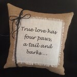 Zitat Hund Kissen Sie Wahre Liebe Hat Vier Pfoten Einen Schwanz Und Rinden Komplette Kissen 12 X 12 Platz Hund Sprüche Geschenk Für