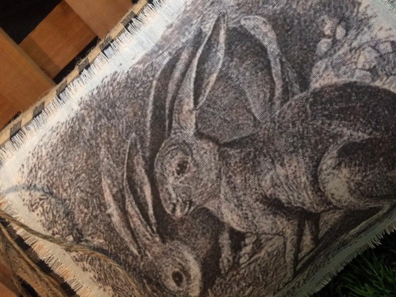 Almohada de Pascua en blanco y negro ~ Almohada de Pascua con forma de conejito ~ Decoración de primavera en blanco y negro ~ Estilo rústico ~ Almohada de primavera ~ Lino natural imagen 5