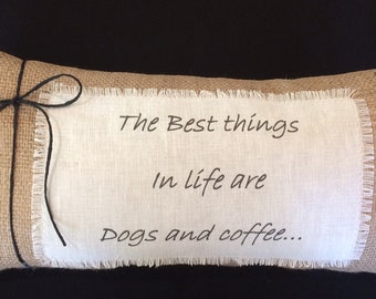 Burlap Dog Quote Pillow "Las mejores cosas de la vida son perros y café..." Hecho a mano ~ Amantes del café ~ Amantes de los perros ~ Almohadas con dichos ~ Citas para perros