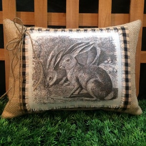 Almohada de Pascua en blanco y negro ~ Almohada de Pascua con forma de conejito ~ Decoración de primavera en blanco y negro ~ Estilo rústico ~ Almohada de primavera ~ Lino natural imagen 1