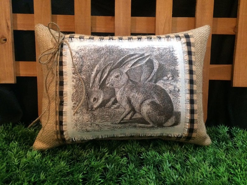 Almohada de Pascua en blanco y negro ~ Almohada de Pascua con forma de conejito ~ Decoración de primavera en blanco y negro ~ Estilo rústico ~ Almohada de primavera ~ Lino natural imagen 1