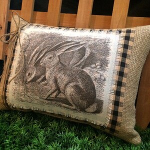 Almohada de Pascua en blanco y negro ~ Almohada de Pascua con forma de conejito ~ Decoración de primavera en blanco y negro ~ Estilo rústico ~ Almohada de primavera ~ Lino natural imagen 6
