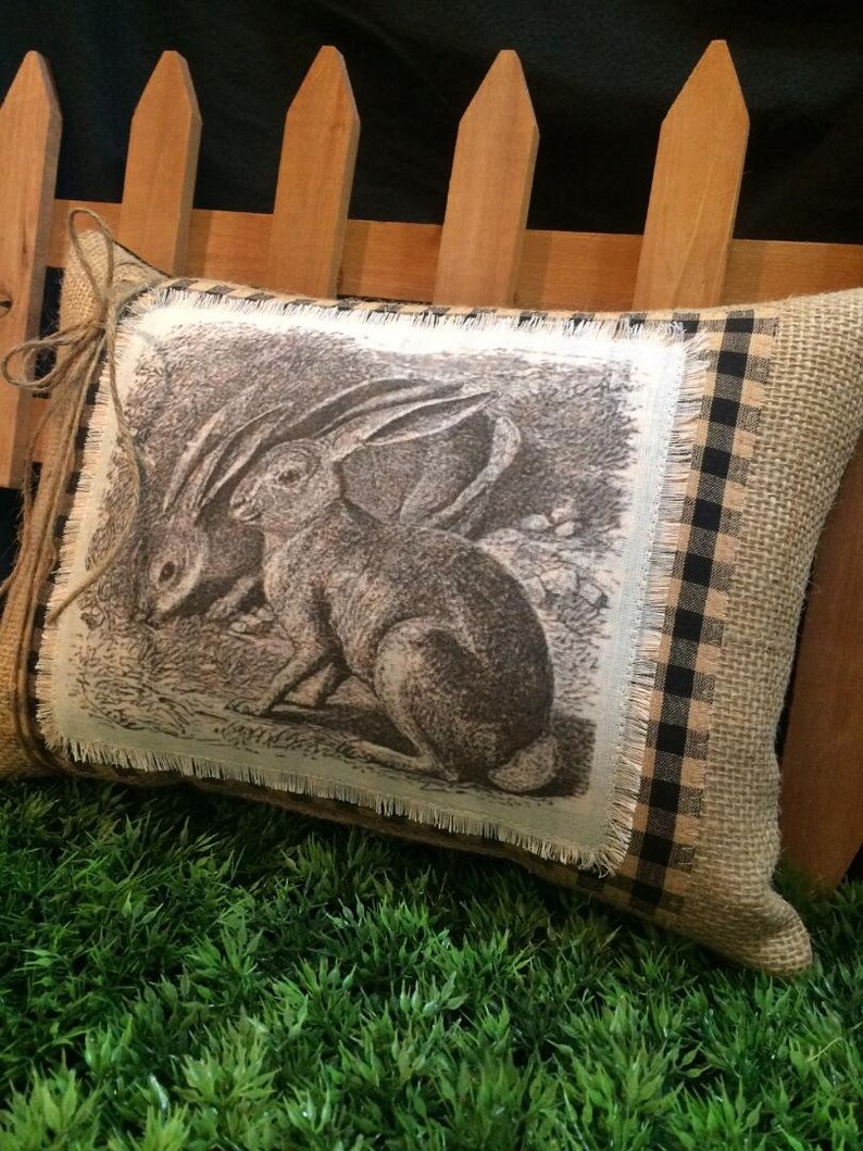 Almohada de Pascua en blanco y negro ~ Almohada de Pascua con forma de conejito ~ Decoración de primavera en blanco y negro ~ Estilo rústico ~ Almohada de primavera ~ Lino natural imagen 6