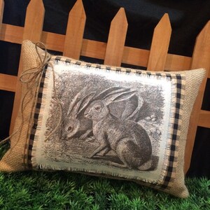 Almohada de Pascua en blanco y negro ~ Almohada de Pascua con forma de conejito ~ Decoración de primavera en blanco y negro ~ Estilo rústico ~ Almohada de primavera ~ Lino natural imagen 2