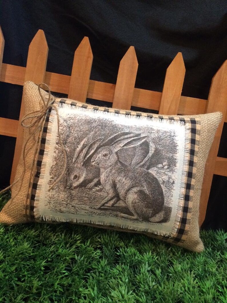 Almohada de Pascua en blanco y negro ~ Almohada de Pascua con forma de conejito ~ Decoración de primavera en blanco y negro ~ Estilo rústico ~ Almohada de primavera ~ Lino natural imagen 2