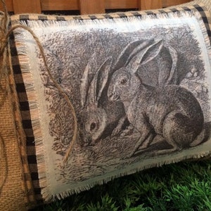 Almohada de Pascua en blanco y negro ~ Almohada de Pascua con forma de conejito ~ Decoración de primavera en blanco y negro ~ Estilo rústico ~ Almohada de primavera ~ Lino natural imagen 3