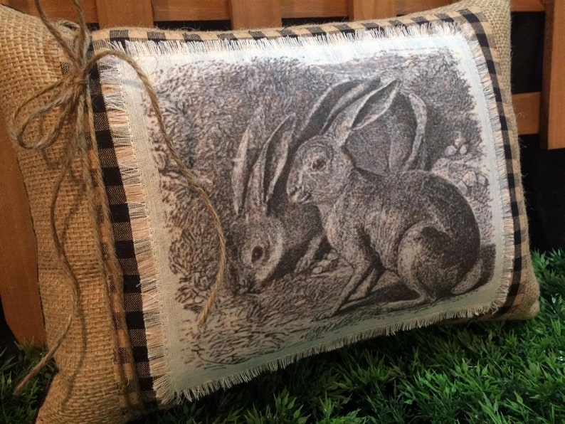 Almohada de Pascua en blanco y negro ~ Almohada de Pascua con forma de conejito ~ Decoración de primavera en blanco y negro ~ Estilo rústico ~ Almohada de primavera ~ Lino natural imagen 3