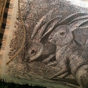 Almohada de Pascua en blanco y negro ~ Almohada de Pascua con forma de conejito ~ Decoración de primavera en blanco y negro ~ Estilo rústico ~ Almohada de primavera ~ Lino natural imagen 7