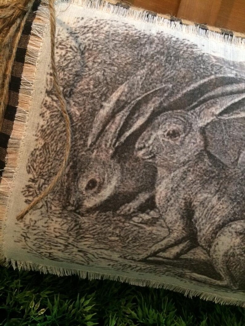 Almohada de Pascua en blanco y negro ~ Almohada de Pascua con forma de conejito ~ Decoración de primavera en blanco y negro ~ Estilo rústico ~ Almohada de primavera ~ Lino natural imagen 7