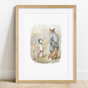 Könnte beinhalten: Eine gerahmte Illustration eines Fuchses in einem blauen Mantel und einer Ente, die einen blauen Hut und ein rotes Kleid trägt. Der Fuchs schaut die Ente an, die ihn ansieht. Die Illustration spielt in einem Wald.