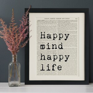 Puede incluir: Una impresi&oacute;n enmarcada en negro con fondo blanco y texto negro que dice "Happy mind happy life".