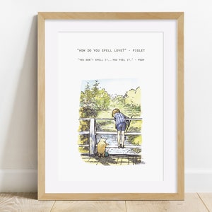 Puede incluir: Una impresi&oacute;n enmarcada de Winnie the Pooh con Piglet y Pooh Bear en un puente. La cita dice: "&iquest;C&Oacute;MO SE DELETREA AMOR?" PIGLET "NO SE DELETREA... SE SIENTE." POOH