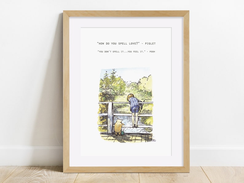 Puede incluir: Una impresi&oacute;n enmarcada de Winnie the Pooh con Piglet y Pooh Bear en un puente. La cita dice: "&iquest;C&Oacute;MO SE DELETREA AMOR?" PIGLET "NO SE DELETREA... SE SIENTE." POOH