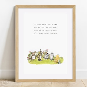 Puede incluir: Una impresi&oacute;n enmarcada con una cita de Winnie de Pooh: "Si alguna vez llega el d&iacute;a en que no podamos estar juntos. Gu&aacute;rdame en tu coraz&oacute;n. Me quedar&eacute; all&iacute; para siempre." La cita est&aacute; rodeada de una ilustraci&oacute;n de acuarela de Winnie de Pooh y sus amigos.