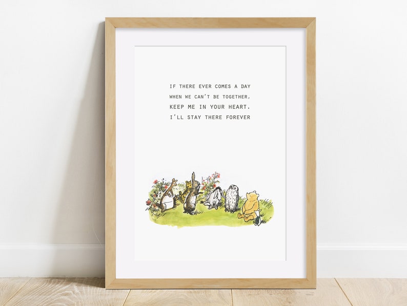 Puede incluir: Una impresi&oacute;n enmarcada con una cita de Winnie de Pooh: "Si alguna vez llega el d&iacute;a en que no podamos estar juntos. Gu&aacute;rdame en tu coraz&oacute;n. Me quedar&eacute; all&iacute; para siempre." La cita est&aacute; rodeada de una ilustraci&oacute;n de acuarela de Winnie de Pooh y sus amigos.