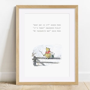 Puede incluir: Una ilustraci&oacute;n impresa de Winnie de Pooh y Piglet con la cita "&iquest;Qu&eacute; d&iacute;a es?" pregunt&oacute; Pooh. "Es hoy" chill&oacute; Piglet. "Mi d&iacute;a favorito" dijo Pooh.