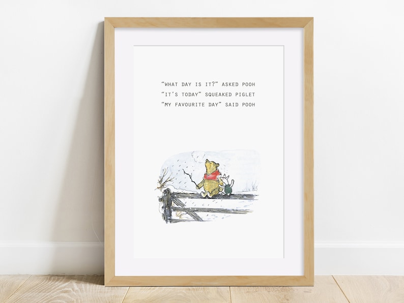 Puede incluir: Una ilustraci&oacute;n impresa de Winnie de Pooh y Piglet con la cita "&iquest;Qu&eacute; d&iacute;a es?" pregunt&oacute; Pooh. "Es hoy" chill&oacute; Piglet. "Mi d&iacute;a favorito" dijo Pooh.